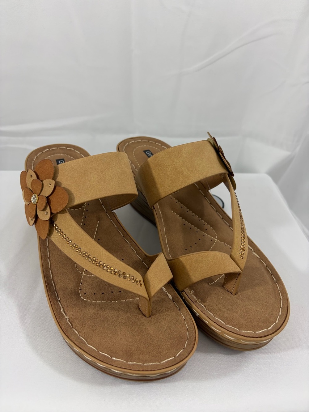 NWT Good Choice Women’s Size 7.5 Tan Floral Sandals with Decorative Studs